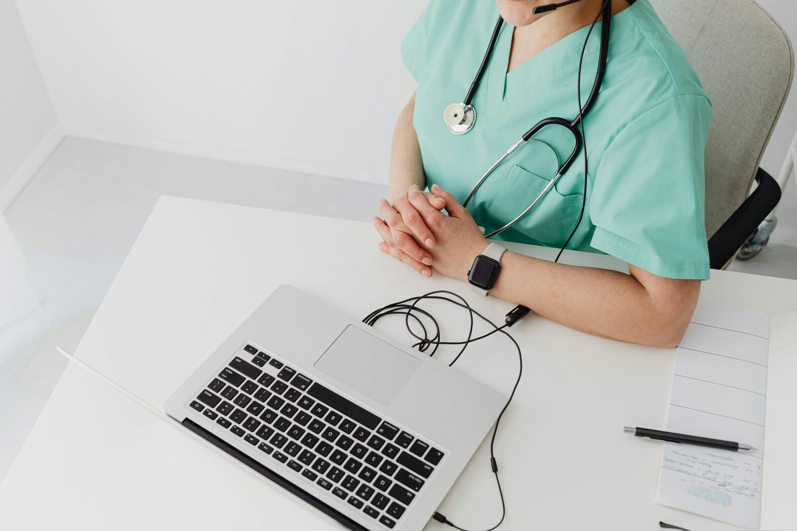 Врач Integrity.Clinic за консультацией